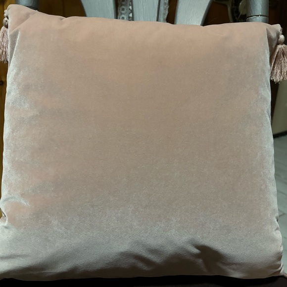 NWOT Kohl’s Pink Pillow with “Ooh La La” in Script - Picture 4 of 8
